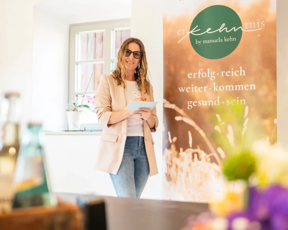 Manuela Kehn beim Coaching im Seminarraum