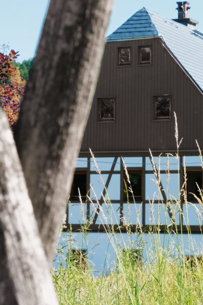 haus-durch-holzzaun