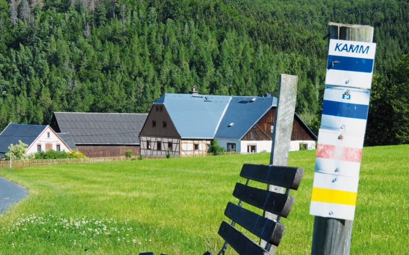 haus-mit-wanderwegen